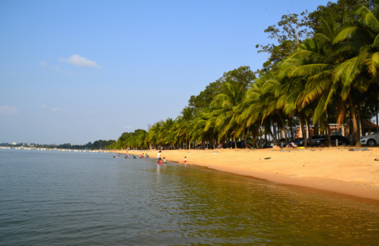 bang saray beach pattaya thailand